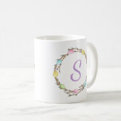 Pastel-Oster-Weidenkranz mit violettem Monogramm Kaffeetasse (VorderseiteRechts)