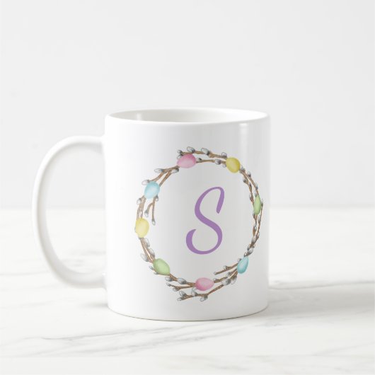 Pastel-Oster-Weidenkranz mit violettem Monogramm Kaffeetasse (Links)