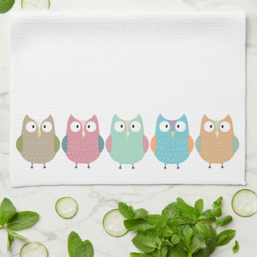 Pastel Owls auf Parade Geschirrtuch (Gefaltet)