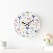 Pastel Palm Tree by Beach Pattern Große Wanduhr (Zuhause)