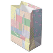 Pastel Patchwork Mittlere Geschenktüte (Vorderseite Schrägansicht)