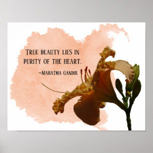 Pastel Peach Taglilie True Beauty Gandhi Zitat Poster