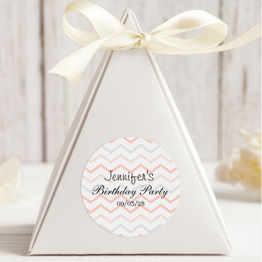 Pastel Peach und Gray Zig Zag Runder Aufkleber