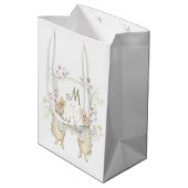 Pastel Peter der Rabbit Monogram Twins Baby Dusche Mittlere Geschenktüte (Rückseite Schrägansicht)