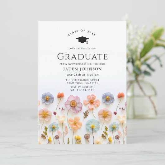 Pastel Pink Boho Wildblumen Graduation Party Einladung (Stehend Vorderseite)