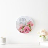 Pastel Pink Bouquet von Blume Bibelverse Runde Wanduhr (Zuhause)