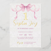Pastel Pink Bow & Elegante Gold Script Geburtstag Folieneinladung (Vorderseite)