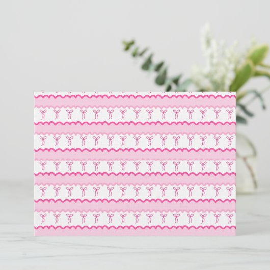 Pastel Pink Bow Seamless Pattern – Cute Aesthetic Einladung (Stehend Vorderseite)