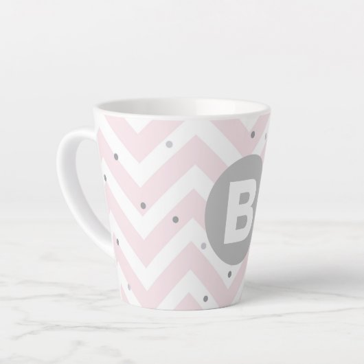 Pastel Pink Chevron and Dots Grey Monogram Milchtasse (Linke Ecke)