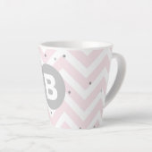 Pastel Pink Chevron and Dots Grey Monogram Milchtasse (Rechte Ecke)