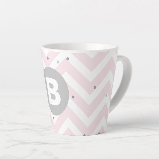 Pastel Pink Chevron and Dots Grey Monogram Milchtasse (Rechte Ecke)