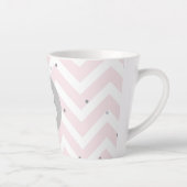 Pastel Pink Chevron and Dots Grey Monogram Milchtasse (Rechts)