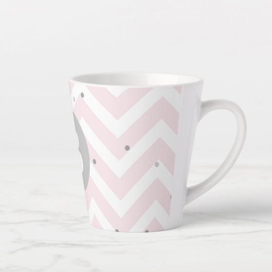 Pastel Pink Chevron and Dots Grey Monogram Milchtasse (Rechts)