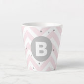 Pastel Pink Chevron and Dots Grey Monogram Milchtasse (Vorderseite)