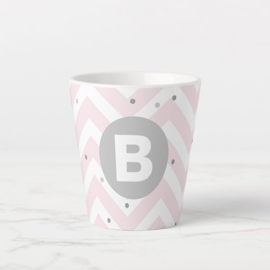 Pastel Pink Chevron and Dots Grey Monogram Milchtasse (Vorderseite)