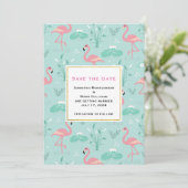 Pastel Pink Flamingos auf grüner Patternhochzeit Save The Date (Stehend Vorderseite)