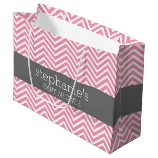 Pastel Pink & Gray Chevrons Baby Showkollektion Große Geschenktüte (Vorderseite Schrägansicht)
