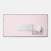 Pastel Pink Monogram Gold Black Stilvoll Minimalis Schreibtischunterlage (Tastatur & Maus)