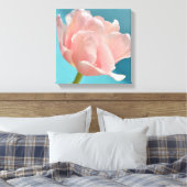 Pastel Pink Tulip Floral Botanische Fotografie Leinwanddruck (Insitu (Schlafzimmer))