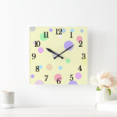 Pastel Polka Dot Pattern Quadratische Wanduhr (Zuhause)