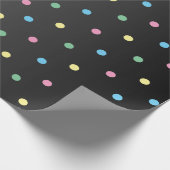 Pastel Polka Dots auf dem schwarzen Satin Geschenkpapier (Ecke)
