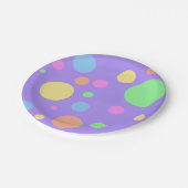 Pastel Polka Dots auf Lila Pappteller (Schrägansicht)