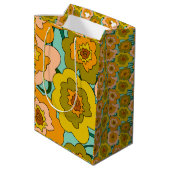 Pastel Poppies Wrapping Paper Bag Mittlere Geschenktüte (Rückseite Schrägansicht)