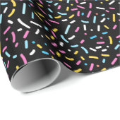Pastel Rainbow Confetti Sprinkles auf schwarz Geschenkpapier (Rolleneckpunkt)
