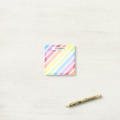 Pastel Rainbow Diagonal Streifen Name | Personalis Post-it Klebezettel (Auf Schreibtisch)