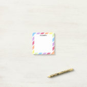 Pastel Rainbow Diagonal Streifen Name | Personalis Post-it Klebezettel (Auf Schreibtisch)