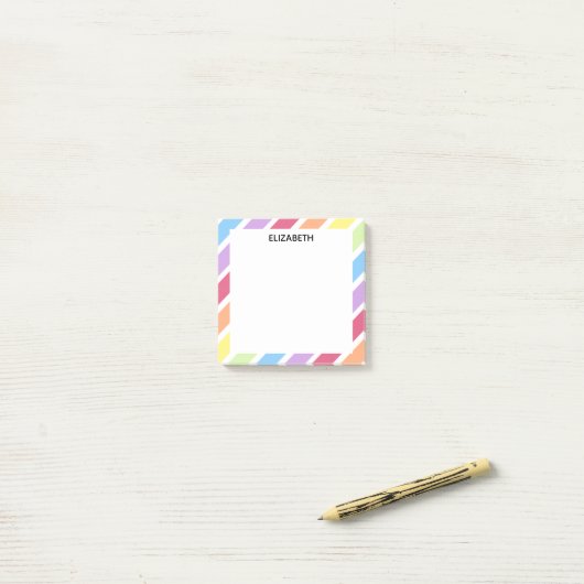 Pastel Rainbow Diagonal Streifen Name | Personalis Post-it Klebezettel (Auf Schreibtisch)