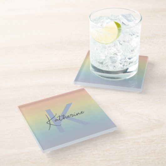 Pastel Rainbow Gradient Monogram Glasuntersetzer (Schrägansicht)