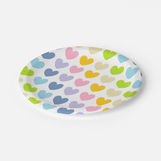 Pastel Rainbow Hearts Pappteller (Schrägansicht)
