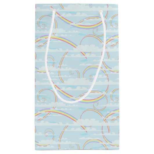 Pastel Rainbow in Blue Sky mit weißen Wolken Kleine Geschenktüte (Rückseite)
