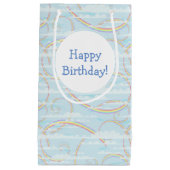 Pastel Rainbow in Blue Sky mit weißen Wolken Kleine Geschenktüte (Vorderseite)