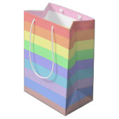 Pastel Rainbow Stripes Mittlere Geschenktüte (Rückseite Schrägansicht)