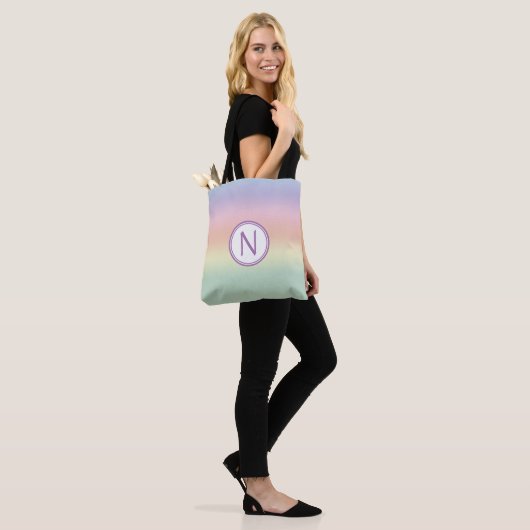 Pastel Rainbow Water Colors Mit Monogramm Tasche (Am Model)