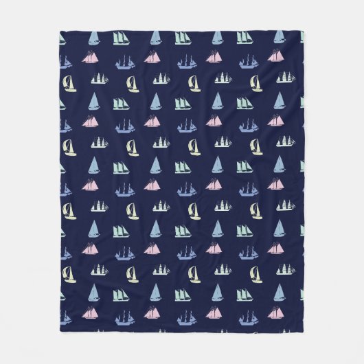 Pastel Sailboat Pattern in Midnight Blue Fleecedecke (Vorderseite)