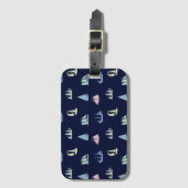 Pastel Sailboat Pattern in Midnight Blue Gepäckanhänger (Vorderseite Vertikal)