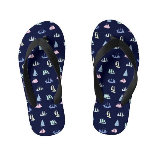 Pastel Sailboat Pattern in Midnight Blue Kinderbadesandalen (Fußbett)