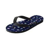 Pastel Sailboat Pattern in Midnight Blue Kinderbadesandalen (Schrägansicht)