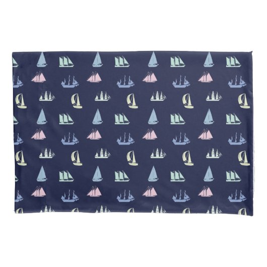 Pastel Sailboat Pattern in Midnight Blue Kissenbezug (Vorderseite)