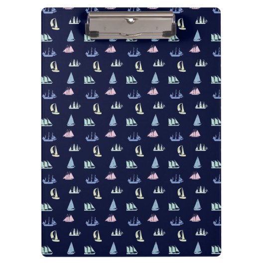 Pastel Sailboat Pattern in Midnight Blue Klemmbrett (Vorderseite)