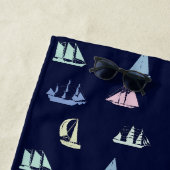 Pastel Sailboat Pattern in Midnight Blue Strandtuch (Beispiel)