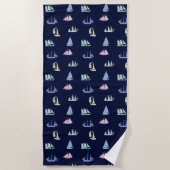 Pastel Sailboat Pattern in Midnight Blue Strandtuch (Vorderseite)