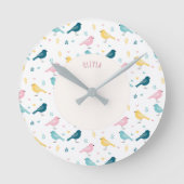 Pastel Scandi Birds Pattern Custom Name Nursery Runde Wanduhr (Vorderseite)