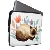 Pastel Slumber: Siamese Cat in Bloom Laptopschutzhülle (Vorne Rechts)