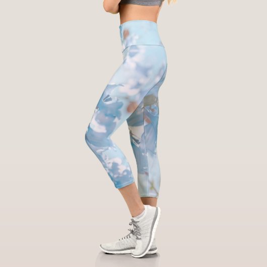 Pastel Soft Blue Jacaranda Blume Blüten Capri Leggings (Links)