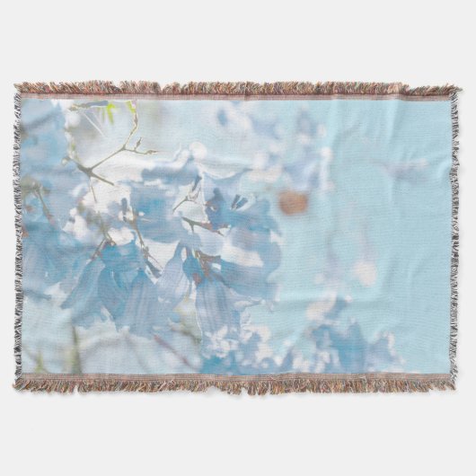 Pastel Soft Blue Jacaranda Blume Blüten Decke (Vorderseite)