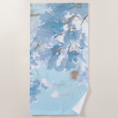 Pastel Soft Blue Jacaranda Blume Blüten Strandtuch (Vorderseite)